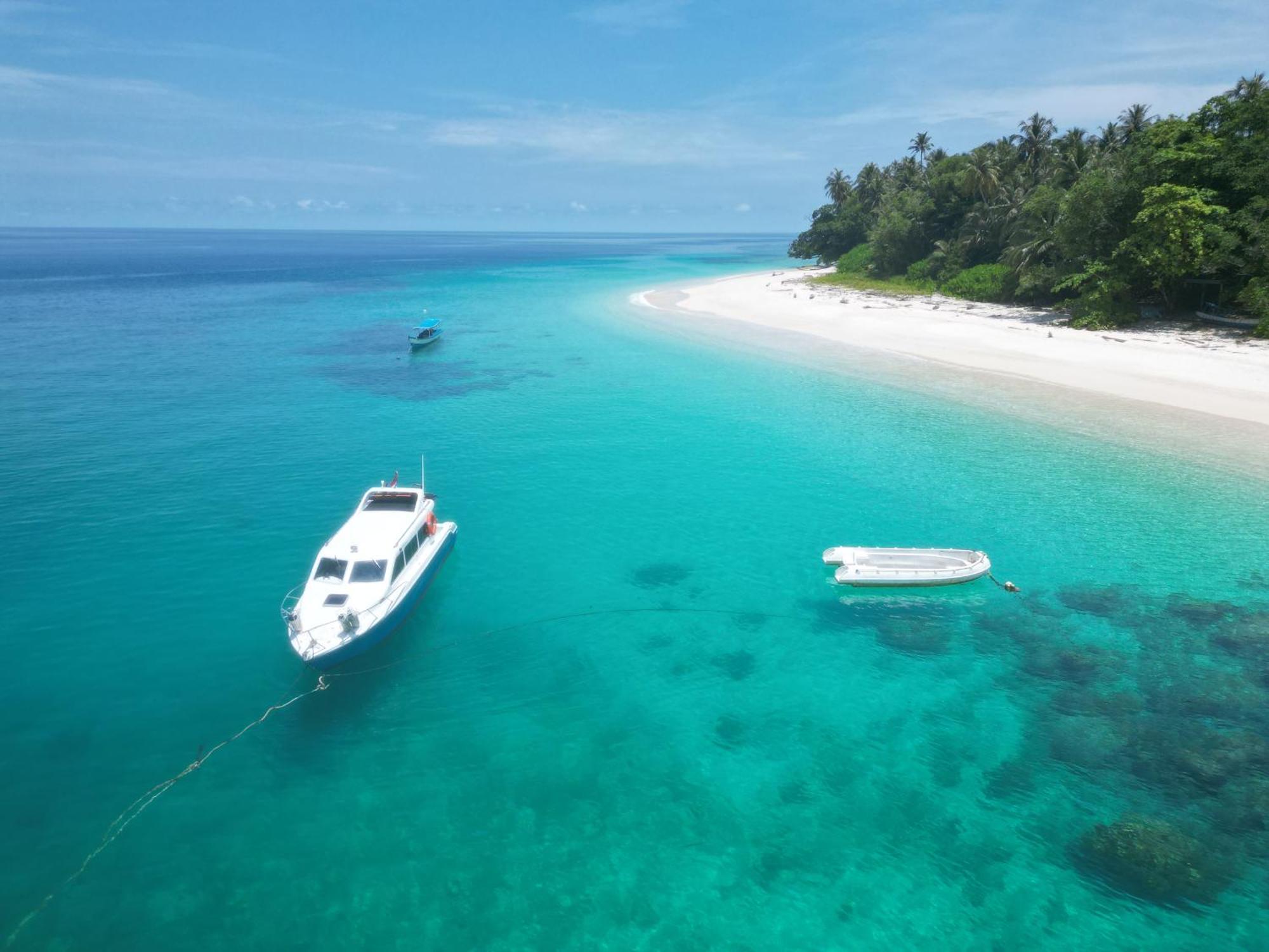 Pinang Island - Private Island Sea View Bungalows Singkil  エクステリア 写真