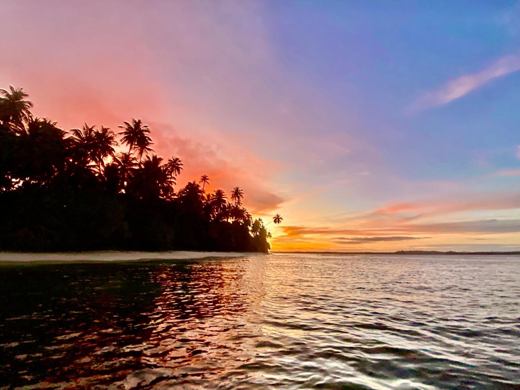 Pinang Island - Private Island Sea View Bungalows Singkil  エクステリア 写真