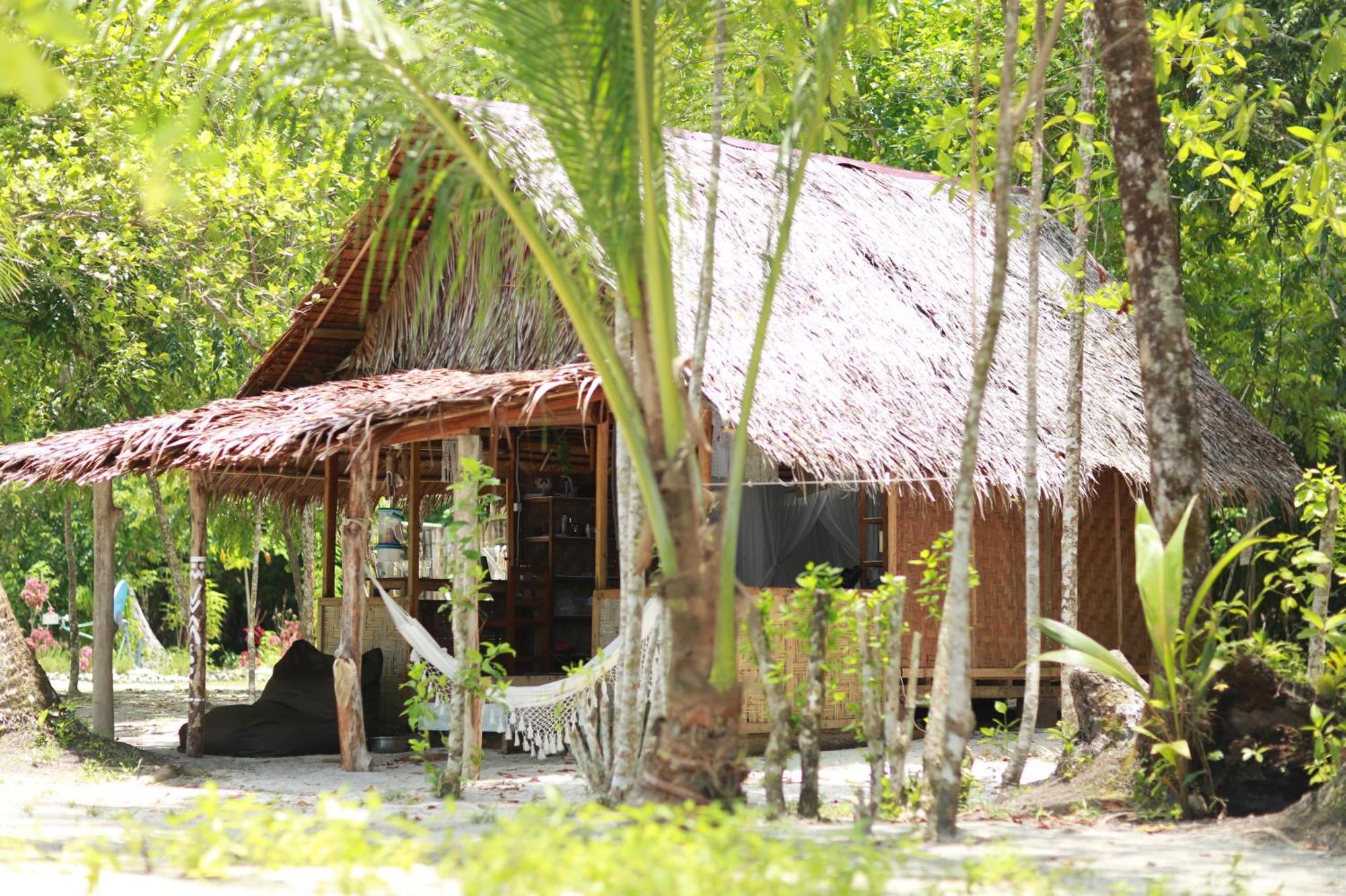 Pinang Island - Private Island Sea View Bungalows Singkil  エクステリア 写真