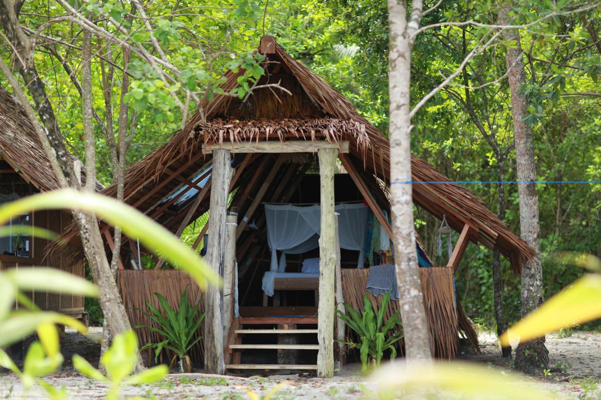 Pinang Island - Private Island Sea View Bungalows Singkil  エクステリア 写真