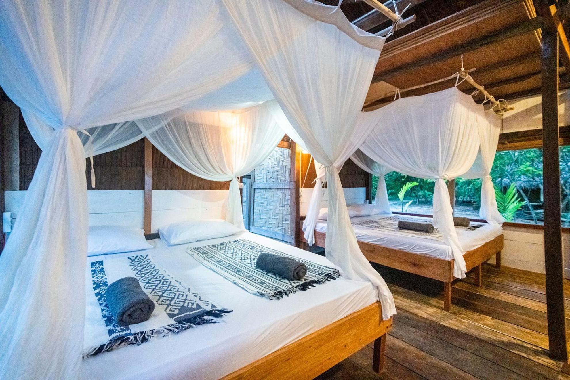 Pinang Island - Private Island Sea View Bungalows Singkil  エクステリア 写真