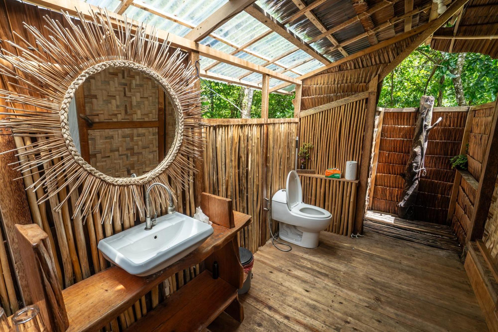 Pinang Island - Private Island Sea View Bungalows Singkil  エクステリア 写真